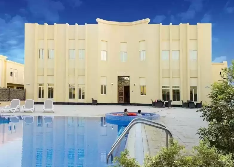 Residencial Listo Propiedad 5 + habitaciones de servicio S / F Villa en Compound  alquiler en Doha #10208 - 1  image 
